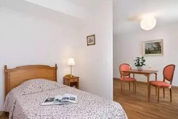 Hotel Médicis Home Dijon Les Petites Roches