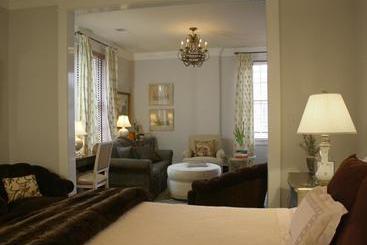 هتل Inn At Court Square