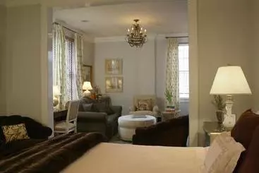 ホテル Inn At Court Square