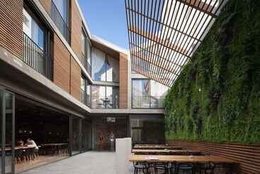 7g Roaster Apartments