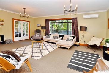 هتل Racecourse Villa - Christchurch Holiday Homes