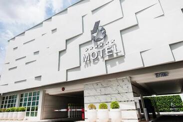 Six Star Motel  Taoyuan