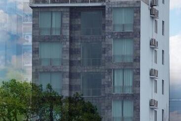 هتل Lake Wood Residency