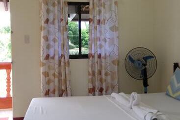 בית מלון כפרי Sunshine Paradise Inn