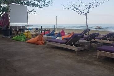 Szálloda Meno Mojo Beach Resort