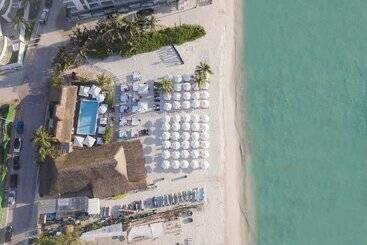 Attraction Hotel Deluxe