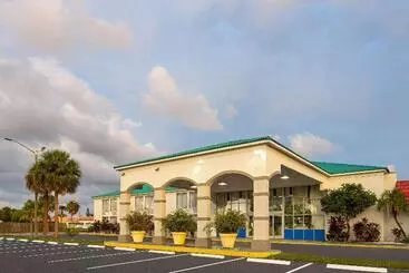 Hotelli Days Inn & Suites By Wyndham Fort Pierce Midtown