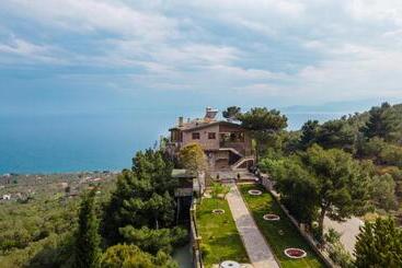 Pensió Assos Kartal Yuvasi