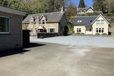 بنسيون The Claymore Guest House And Apartments