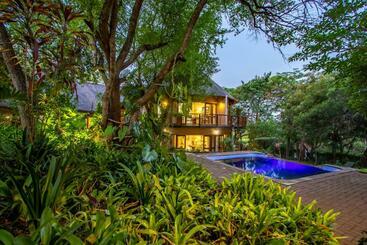 ペンション Blue Jay Lodge