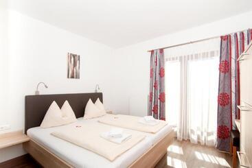 Restaurant   Café   Pension Hassler