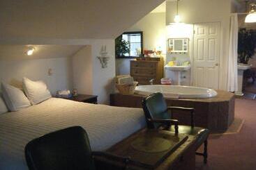 فندق صغير Harbor Haus Inn & Suites