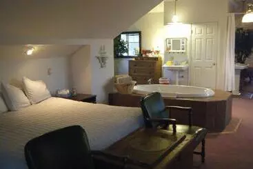 Hostel Harbor Haus Inn & Suites
