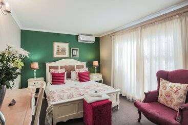 פנסיון Sunninghill Guest Lodges