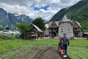 Majatalo Shpella Guesthouse Theth