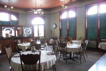 הוסטל Landmark Inn At The Historic Bank Of Oberlin