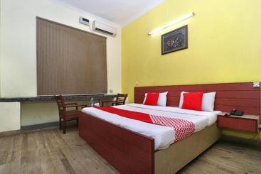 Отель Oyo 10605 Near Patel Chowk