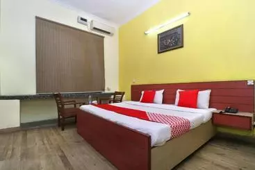 Hotel Oyo 10605 Near Patel Chowk
