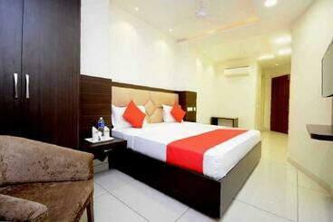 Oyo 33009 Hotel Nido