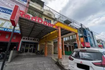Hotel Reddoorz At Fella Homestay Medan