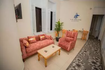 تختخواب و صبحانه The Square Boutique