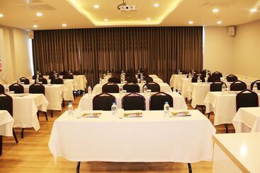 בית מלון כפרי Ramada By Wyndham Nigde