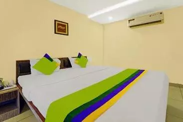 Hotel Treebo Surya Comforts, 200 Mtrs From Kolhapur Railway Station