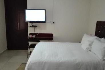 Kandjo's Bed And Breakfast