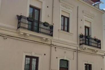 تختخواب و صبحانه Handy