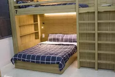 تختخواب و صبحانه Max Hostel