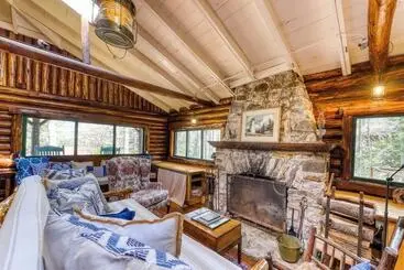 コテージ Dreamy Wooded Cabin W/ Spacious Deck, Free Wifi, Secluded Location & More
