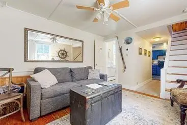 Historic Boothbay Harbor Cottage With Antique Decor, Washer/dryer & Deck
