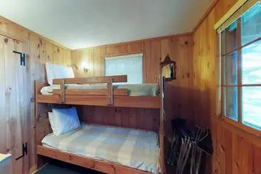 Mökkimajoitus Lakefront Cabin With Private Dock & Beach Access