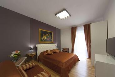 פנסיון Astoria Golden House