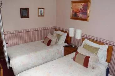 تختخواب و صبحانه Ferintosh Guest House