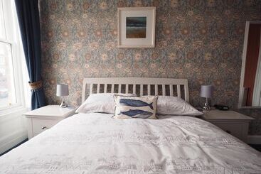 Bed and Breakfast Cowrie Guest House