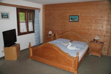 Vandrarhem Wirtshaus Und Pension Hocheck