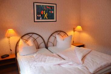 Alberg Zur Hallenburg