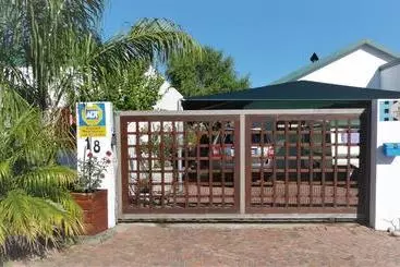 Majatalo Willow Cottage George