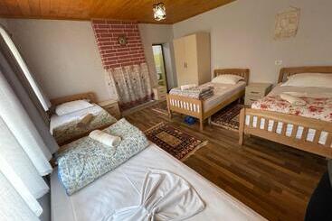 Пансион Guesthouse Gjin Thana