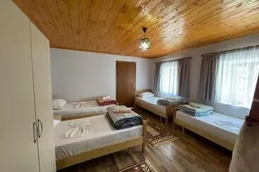 Pensionat Guesthouse Gjin Thana