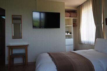 פנסיון Hillside Inn Sirocco