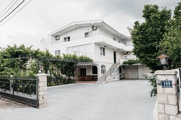 פנסיון Guest House Lalic