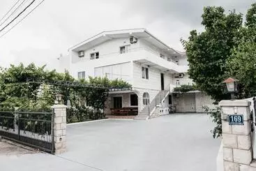 Majatalo Guest House Lalic