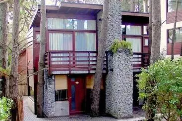 Huoneistohotelli Altos Medanos Cabañas & Club De Bosque