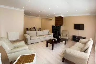 Büyükada Apart Hotel   Karadağ Apart