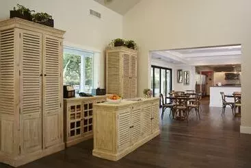 هاستل Summerwood Inn