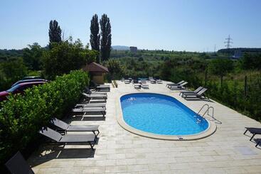 پانسیون Vila Carlos