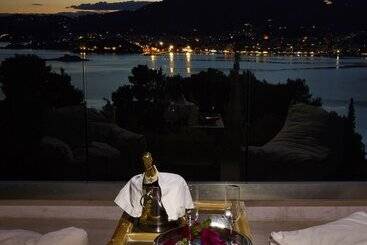 هتل Core Luxury Suites