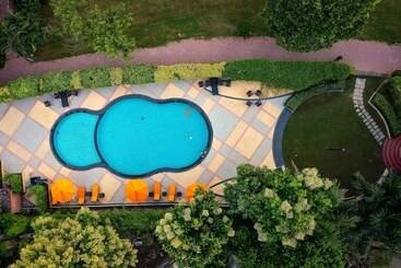 Manu Maharani Resorts